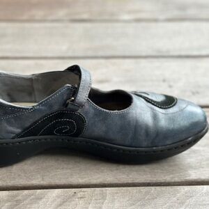 Blue Naot Sea swirl toe - size 10 (41)